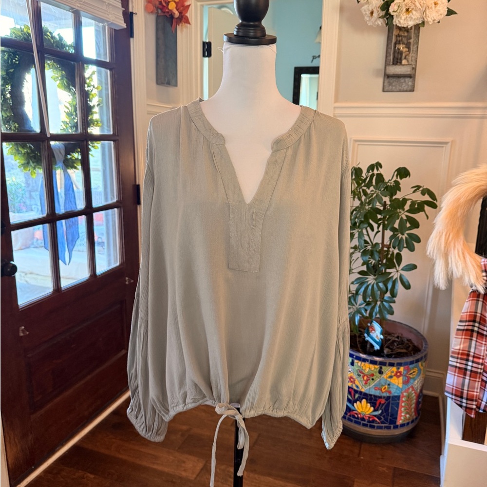 O’Neill NWOT Evergreen V-Neck Balloon Sleeve Flowy Blouse with Tie Bottom